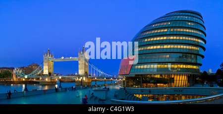 Europa, Großbritannien, England, London, Tower Bridge und Rathaus bei Nacht Stockfoto