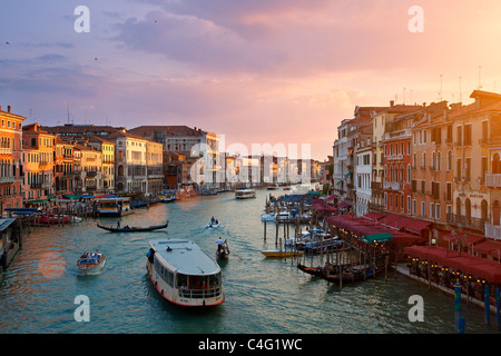 Venedig, Canale Grande-Blick von der Rialto-Brücke bei Sonnenuntergang Stockfoto