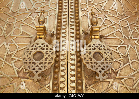 Ornamentale Türklopfer an den Toren der Königspalast (Dar el-Makhzen), Fes, Marokko Stockfoto