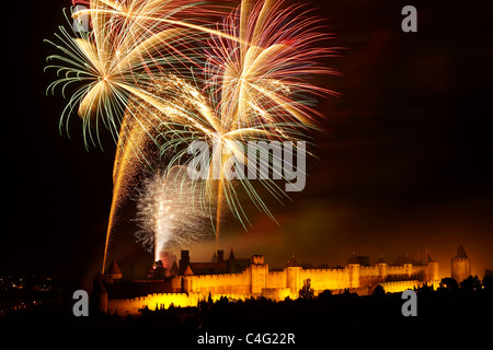 Nationalfeiertag Feuerwerk über Carcassonne, Aude, Languedoc-Roussillon, Frankreich Stockfoto
