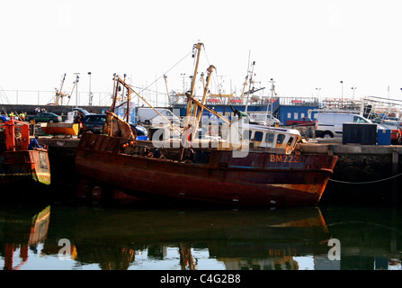 Rostige alte Fischerboot unter gehen Wartung am Kai in Brixham, Devon Stockfoto