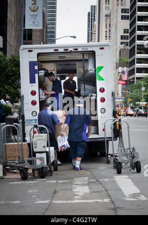 FedEx-Mitarbeiter sortieren Pakete für die Lieferung in Midtown Manhattan in New York auf Montag, 13. Juni 2011. (© Richard B. levine) Stockfoto