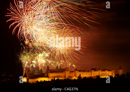 Nationalfeiertag Feuerwerk über Carcassonne, Aude, Languedoc-Roussillon, Frankreich Stockfoto