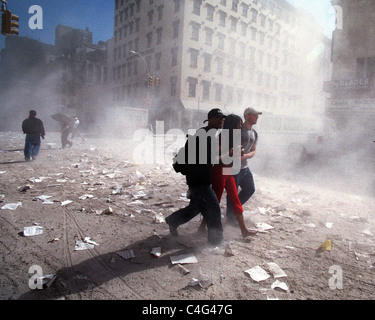 Menschen versuchen, den Schutt und konkreten Staub in der Luft am 11. September 2001 nach WTC Attentat entkommen Stockfoto