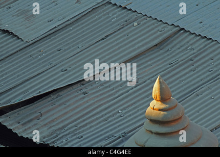 Temporäre Schuppen eines Arbeitnehmers gemacht von verzinktem Eisenblech auf Baustelle Stockfoto