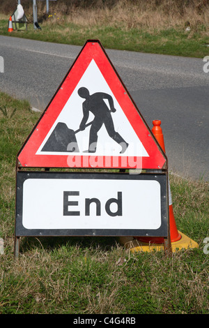 Britische Baustellen Ende Zeichen auf der Seite einer Straße. Stockfoto