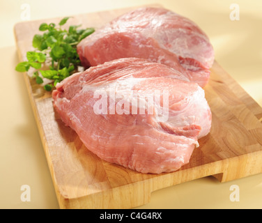 Rohes Schweinefleisch Schulter. Anordnung auf ein Schneidebrett. Stockfoto