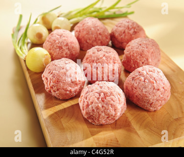 Fleisch, Hackfleisch / Feinkost. Anordnung auf ein Schneidebrett. Stockfoto