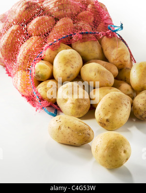 Plünderung frische Kartoffeln auf weißem Hintergrund. Vertikal Stockfoto