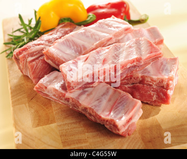 Rohe Schweinerippchen. Anordnung auf ein Schneidebrett. Stockfoto