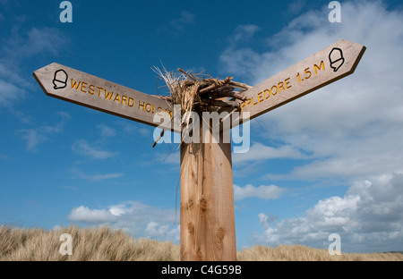 Wegweiser auf dem South West Coastal Weg auf die Northam Burrows in Nord-Devon Stockfoto