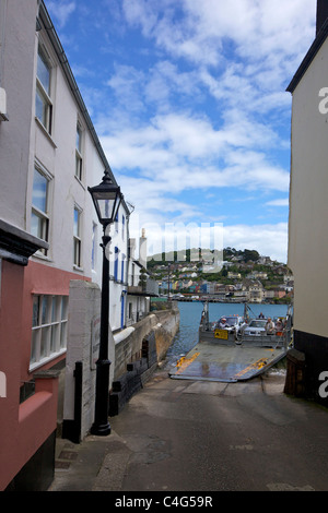 Niedriger Fähre überqueren Dart River Mündung Bayard Cove Dartmouth South Devon England UK GB Großbritannien Stockfoto