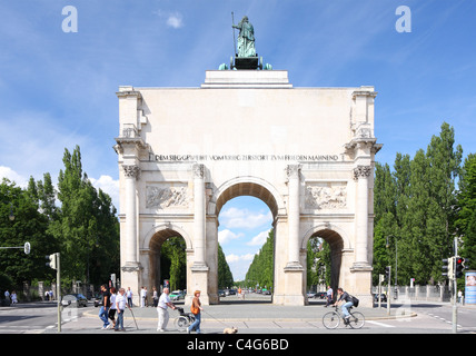 Richtung Süden Blick auf das Siegestor ("Siegestor") in München, Bayern, Deutschland Stockfoto