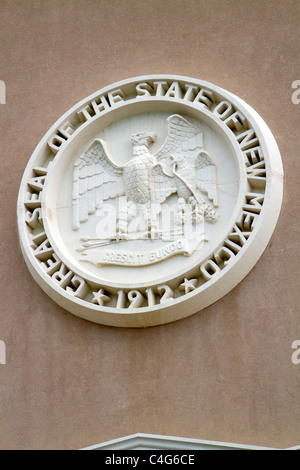 Steinbildhauerei von Staatssiegel auf der New Mexico State Capitol Gebäude befindet sich in Santa Fe, New Mexico, USA. Stockfoto