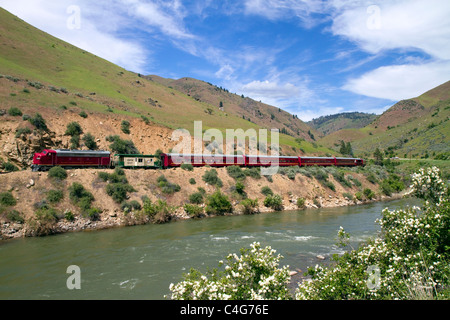 Die Thunder Mountain Linie malerischen touristischen Zug reisen entlang der Payette River zwischen Horseshoe Bend und Banken, Idaho, USA. Stockfoto