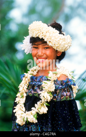 Polynesischen Mädchen in lokalen Kleid mit Blume Lei und Krone auf Aitutaki Insel in Cook-Inseln Stockfoto