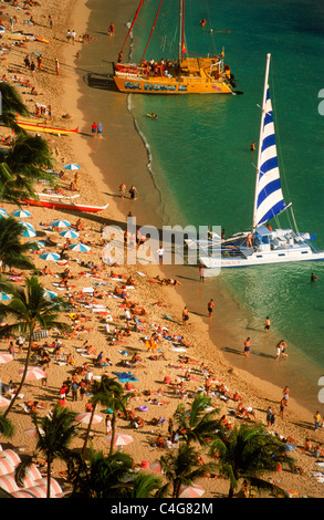 Waikiki Beach in Honolulu mit Katamaranen und Sonnenanbeter Stockfoto