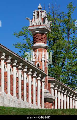 18. jahrhundert Neugotische (Gothic Revival) Dekoration auf der 'Decorative Brücke' an tsaritsyno Palast in Moskau, Russland Stockfoto