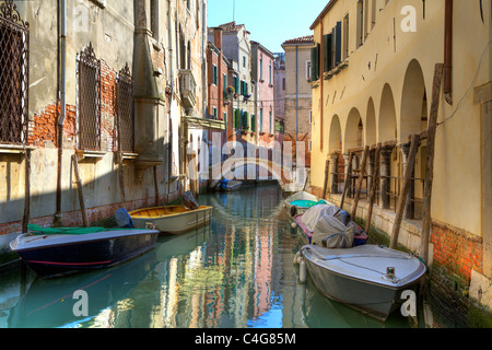 Boote auf kleinen Kanal zwischen alten alten Häusern in Venedig, Italien. Stockfoto