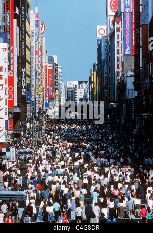 Fußgänger, Geschäfte und Werbung in Ginza Bezirk von Tokio Stockfoto