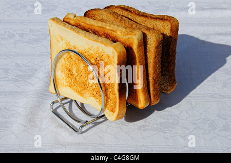 Vier Scheiben Toast in einem gewendelten Toast Rack. Stockfoto