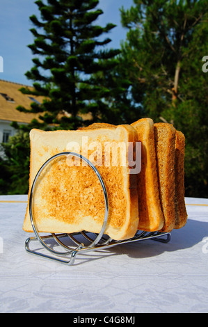 Vier Scheiben Toast in einem gewendelten Toast Rack. Stockfoto