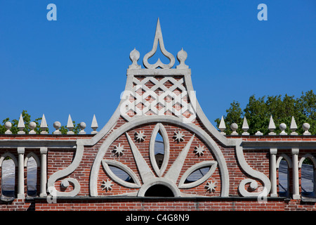 Die neugotische (Gothic Revival) Dekorationen an der Fassade der Zweiten Kavallerie Gehäuse im 18. Jahrhundert Tsaritsyno Immobilien in Moskau, Russland Stockfoto