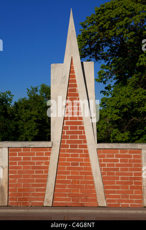 18. jahrhundert Neugotische (Gothic Revival) Dekoration auf der main Brücke an tsaritsyno Palast in Moskau, Russland Stockfoto