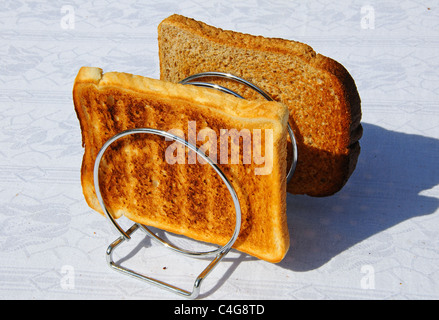 Zwei Scheiben Toast in einem Chrom aufgerollt Toast Rack. Stockfoto