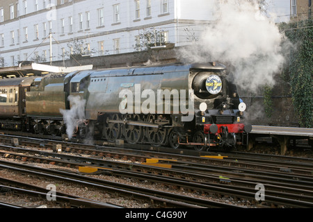 Die Tangmere 34067 Battle of Britain London Victoria Station zu verlassen. Stockfoto