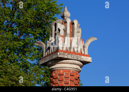 18. jahrhundert Neugotische (Gothic Revival) Dekoration auf der 'Decorative Brücke' an tsaritsyno Palast in Moskau, Russland Stockfoto