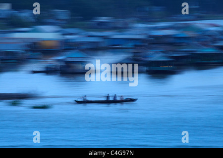 ein Boot auf dem Fluss Nr. Cau Doc bei Dämmerung, Mekong-Delta, Vietnam beladen Stockfoto