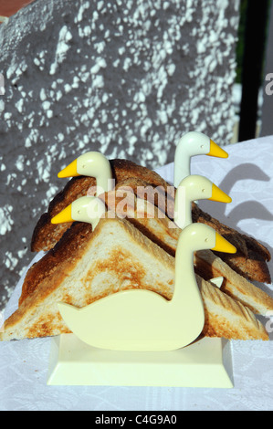 In Scheiben Toast in einem Neuheit Gans Toast Rack. Stockfoto