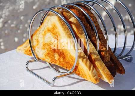 Toastscheiben in einem Chrom aufgerollt Toast Rack. Stockfoto