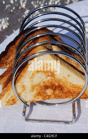 Toastscheiben in einem Chrom aufgerollt Toast Rack. Stockfoto