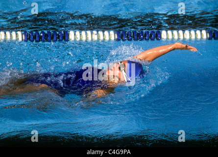 Weibliche Schwimmer die Rücken zu tun. Stockfoto