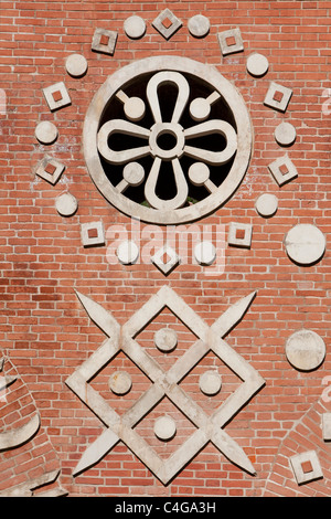 Neogotischem Dekorationen auf der Hauptbrücke am 18. Jahrhunderts Neugotische (Gothic Revival) Tsaritsyno Immobilien in Moskau, Russland Stockfoto