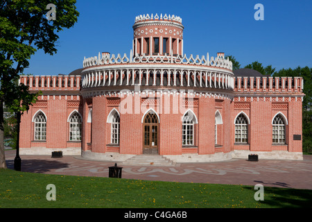 Dritte Kavallerie Gehäuse im 18. Jahrhundert die neugotische (Gothic Revival) Tsartisyno Immobilien in Moskau, Russland Stockfoto