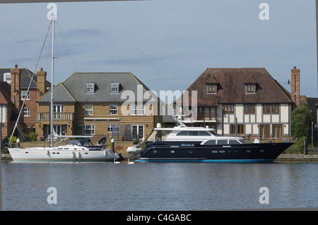 Luxushäuser mit Booten am Auckland Kai Sovereign Harbour Eastbourne Sussex Nordostengland Stockfoto