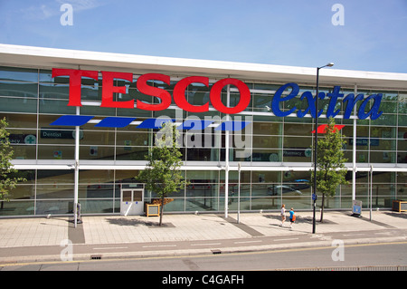 Tesco Extra Supermarkt Store, Wellington Street, Slough, Berkshire, England, Vereinigtes Königreich Stockfoto