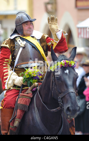 Darsteller der jährlichen mittelalterliche Parade Meistertrunk, gekleidet in historischen Kostümen als Soldat auf Pferd in Rothenburg, Deutschland Stockfoto