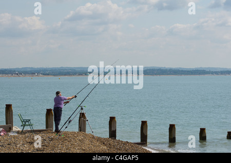 Meer Angler Angeln an Pevensey Bay, East Sussex, England Stockfoto