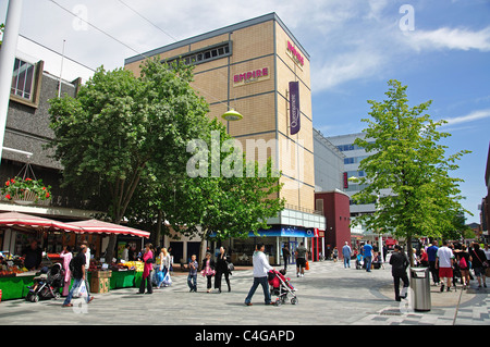 Pedestrianised Hautpstraße, Slough, Berkshire, England, Vereinigtes Königreich Stockfoto