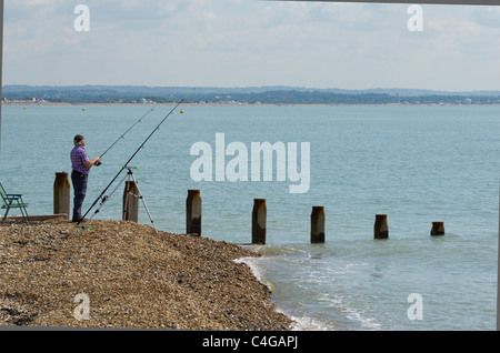 Meer Angler Angeln an Pevensey Bay, East Sussex, England Stockfoto