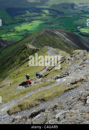 Eine Familie steigt Hallen fiel Grat auf Blencathra im Lake District Stockfoto