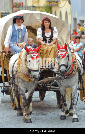 Darsteller der jährlichen mittelalterliche Parade Meistertrunk, gekleidet in historischen Kostümen in Kutsche und Pferd in Rothenburg, Deutschland Stockfoto