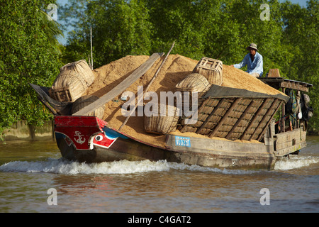 ein Schiff, beladen mit Reis Hülsen, Mekong-Delta, Vietnam Stockfoto