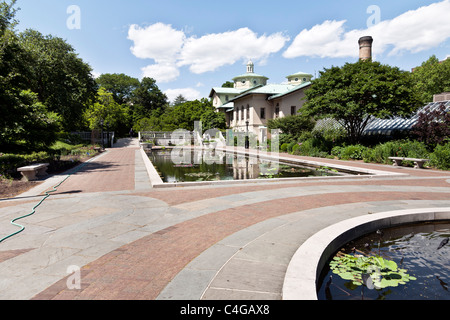 Besucherzentrum & Seerose Teiche im Brooklyn Botanic Garden an einem schönen warmen Frühling Tag Brooklyn New York Stockfoto