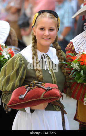 junges Mädchen als Interpret von der jährlichen mittelalterliche Parade Meistertrunk, gekleidet in historischen Kostümen in Rothenburg, Deutschland Stockfoto