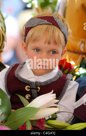 Kind als Interpret von der jährlichen mittelalterliche Parade Meistertrunk, gekleidet in historischen Kostümen in Rothenburg, Deutschland Stockfoto